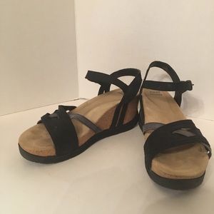 Earth Origins Wedge Sandal in Black size 8.5